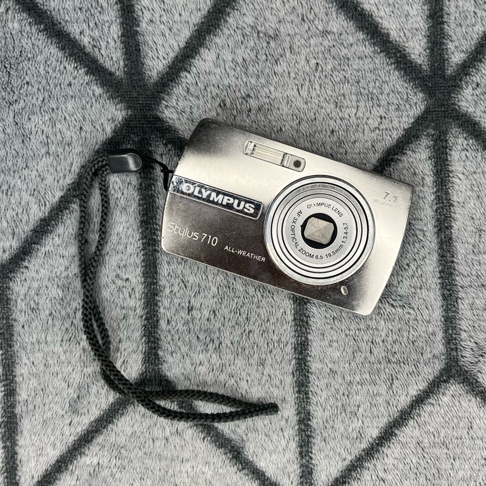 Olympus Stylus 710 All Weather 7.1MP Digital Camera 3x Optical Zoom UNTESTED V